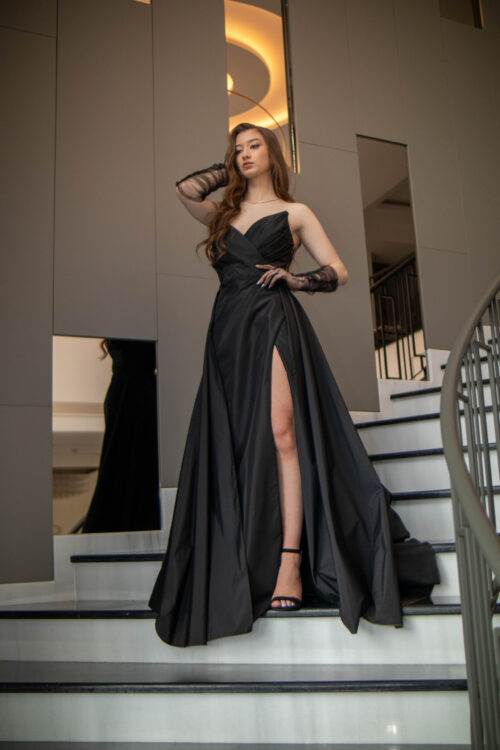 Rochie neagră cu trenă