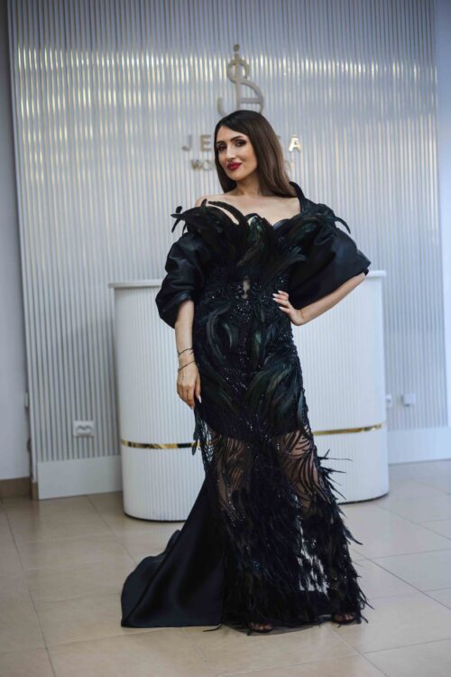 Rochie cu pene și trenă detașabilă