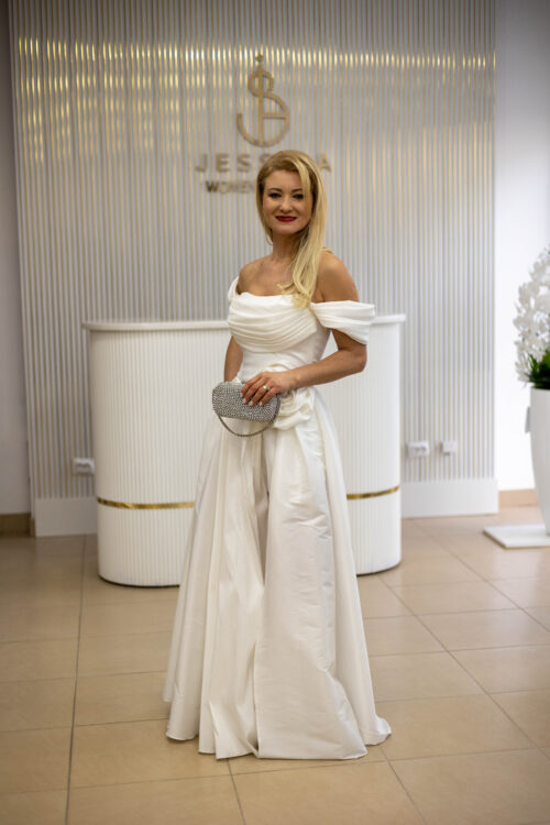 Rochie albă cu falduri pe umeri
