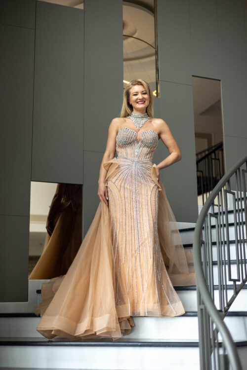 Rochie nude cu accesorii argintii și trenă